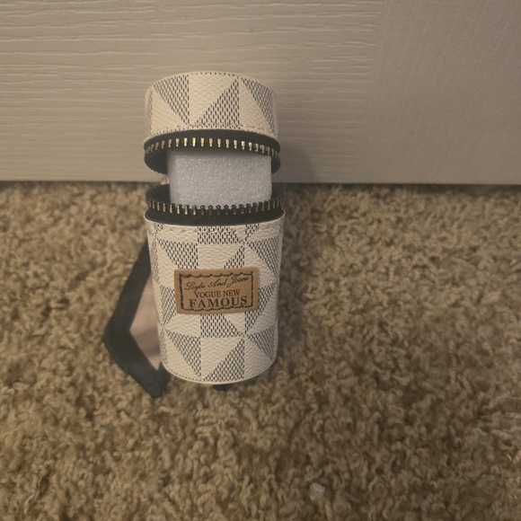 Checkered Keychain Holder with Scarf Accent - Picture 5 of 8